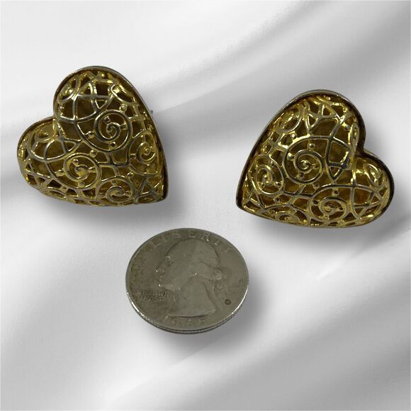 Vintage Gold Tone Heart Shaped Filigree Clip On Earrings - Picture 4 of 4
